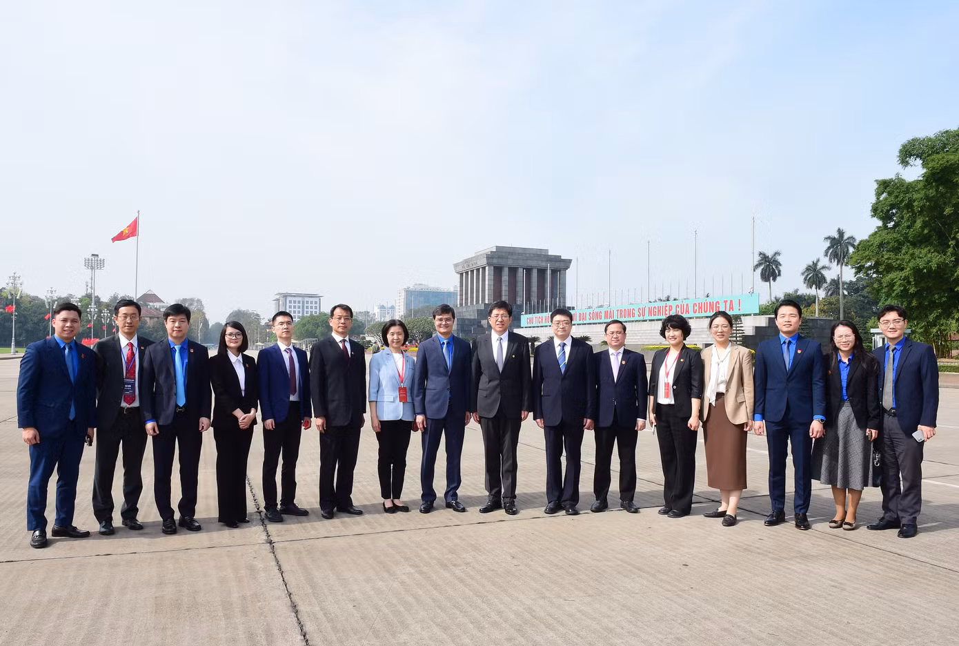 Các đại biểu chụp ảnh lưu niệm bên Lăng Bác Hồ.
