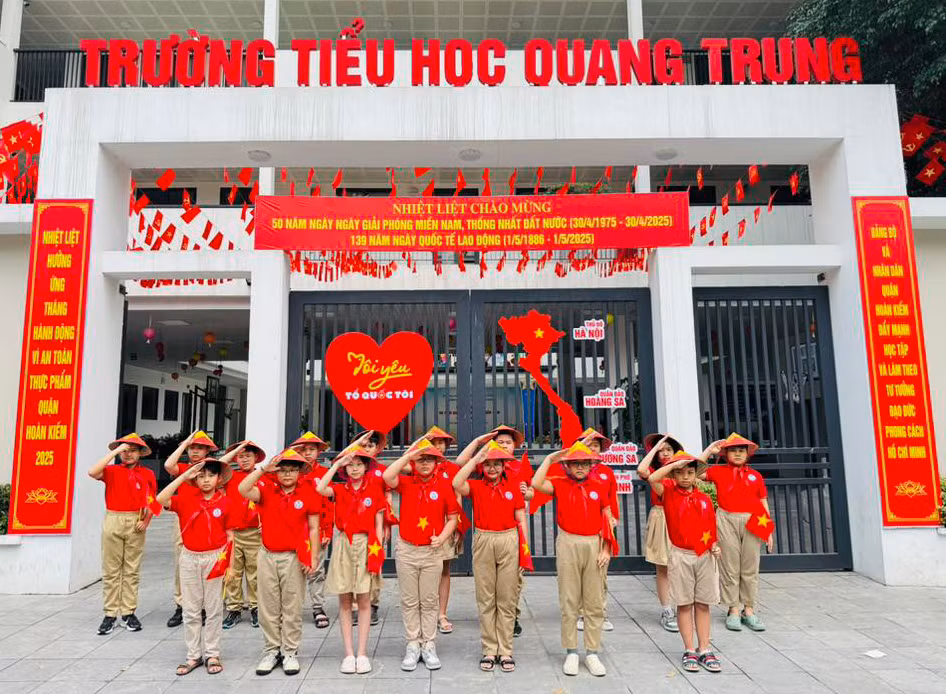 Cùng với cờ Tổ quốc và cờ Đảng, nhiều không gian được phủ đỏ dáng hình chữ S của đất nước và quần đảo Hoàng Sa, Trường Sa thân yêu; lan tỏa thông điệp hướng về Tổ quốc như: "Tôi yêu Tổ quốc tôi", "Độc lập - Tự do - Hạnh phúc"... Trong ảnh là không gian trường Tiểu học Quang Trung, quận Hai Bà Trưng.
