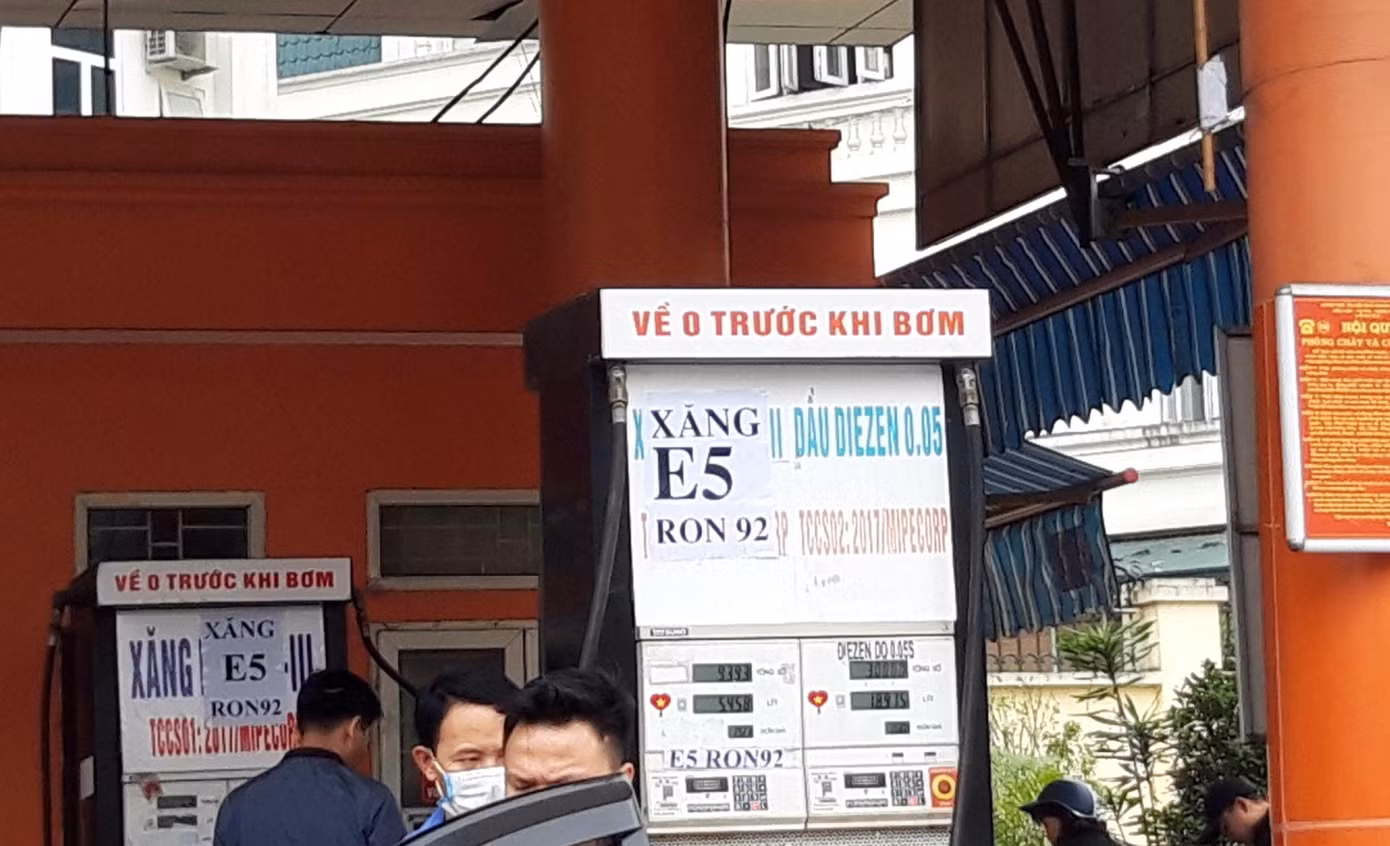 Nhiều cây xăng Hà Nội hết xăng RON 95 để bán ảnh 3