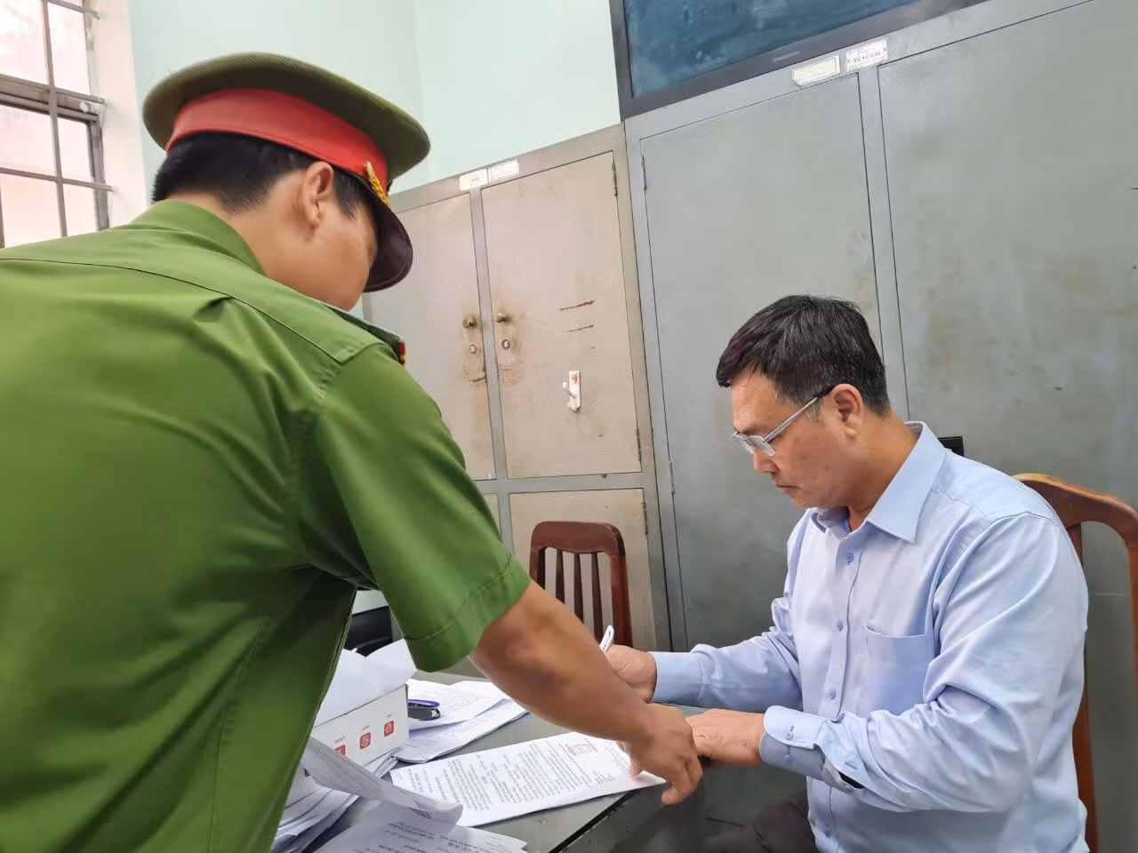 Công an tống đạt quyết định tố tụng đối với ông Nguyễn Văn Hồng.