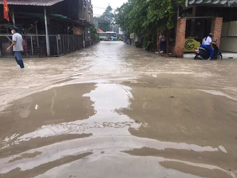 Bên ngoài cổng trường nước ngập sâu