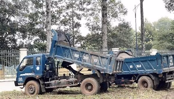 Các xe đổ chất thải trái phép