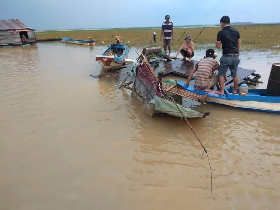 Một bè nuôi cá trên hồ bị vỡ nát