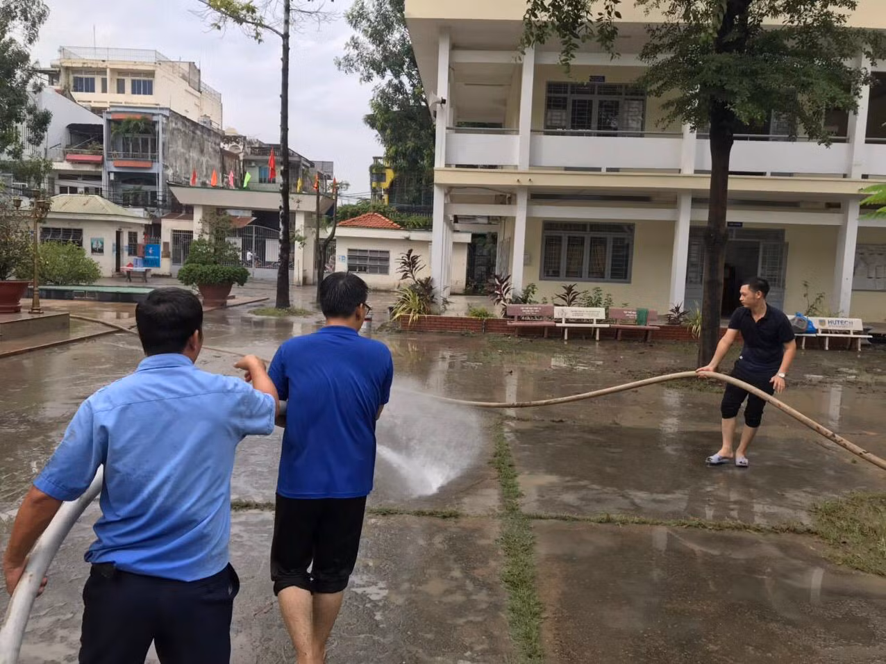 Giáo viên, nhân viên nhà trường phải dọn vệ sinh