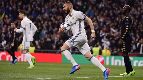 Ronaldo im tiếng, Real vẫn dễ dàng bắt nạt Napoli ảnh 2