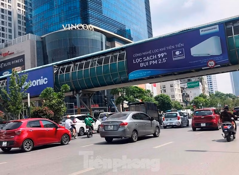 Cùng với không gian bên trong cầu nóng như lò hơi vào những ngày hè, nhiều cầu vượt đi bộ còn đang cho treo biển quảng cáo che nốt các ô thoát còn lại bên trên.