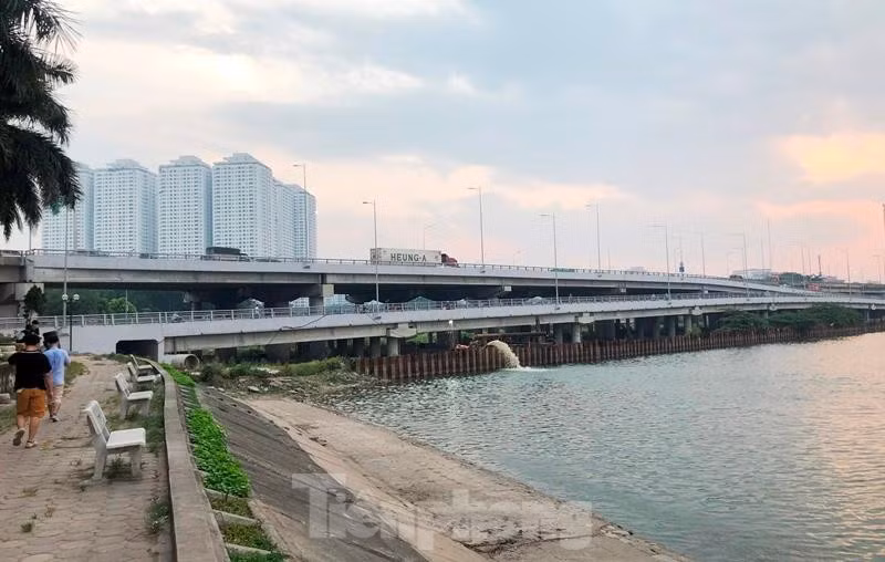 Do lòng hồ bị ngăn đôi, mưa xuống đã không điều hòa được mực nước, dẫn đến mực nước thường xuyên lệch nhau giữa hai phía công trường dự án.