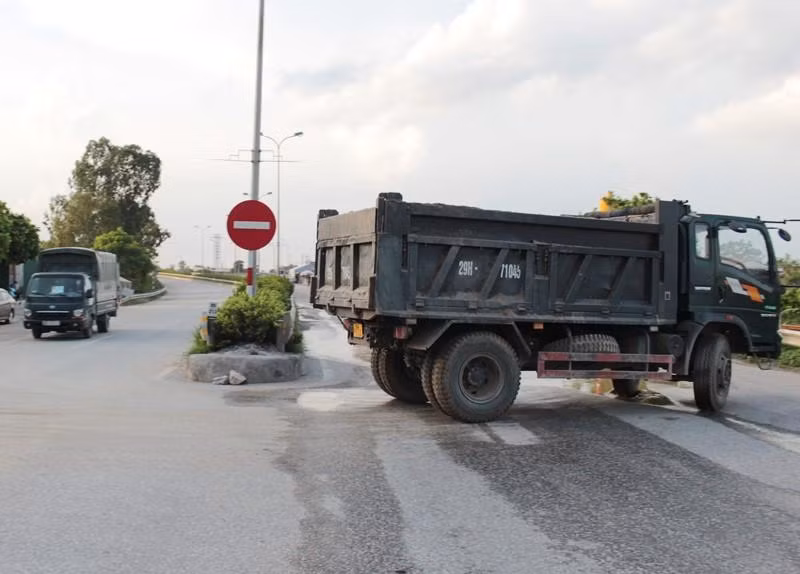 Trước sự việc trên PV Tiền Phong đã thông phản ánh với chốt trực, nhưng một thành viên chốt trực liên ngành tại đây cho rằng, tuy xe không có thẻ luồng xanh nhưng do đang phục vụ các công trình thi công trên địa bàn huyện nên được huyện sở tại cấp phép. Hình ảnh xe tải công trường không dán thẻ luồng xanh thông chốt Cầu Giẽ chiều 18/8.