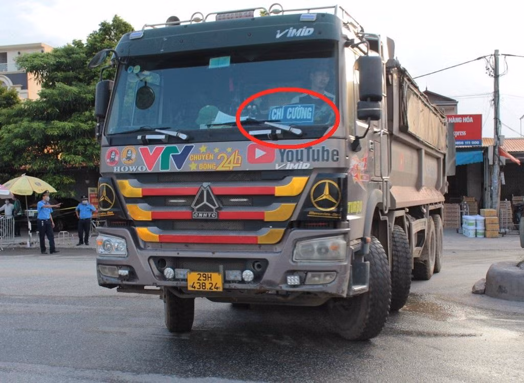 Nhiều xe trong số này không có thẻ luồng xanh khi đến chốt nhưng lại đeo rất nhiều lô-gô trên kính xe (vòng tròn đỏ).
