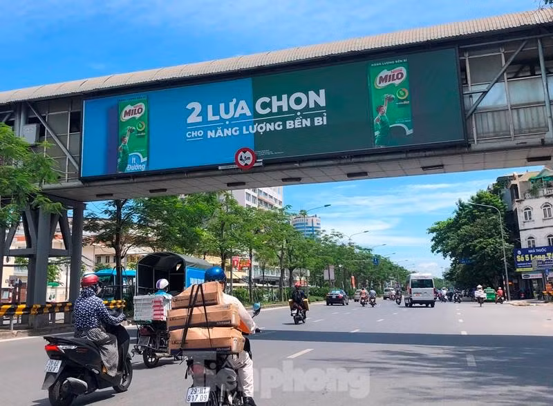 Tuy nhiên, do vị trí lên xuống không thuận lợi, thiết kế xấu, dựng vách ngăn (tường chắn) ở hai bên lan can, thậm chí còn cho treo biển quảng cáo bịt kín mặt tiền cầu, dẫn đến bên trong cầu luôn bí bách, nóng bức.