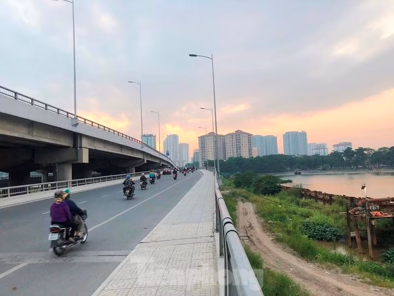 Người dân ở đây cho rằng, cầu cạn thông xe 1 năm đã phát huy mục tiêu đầu tư của dự án trong giảm ùn tắc giao thông, tuy nhiên bên dưới dự án đang tồn tại một hình ảnh ngổn ngang, xấu xí và lòng hồ vẫn bị xẻ làm đôi chứng tỏ các đơn vị thực hiện dự án vẫn chưa làm tròn trách nhiệm.