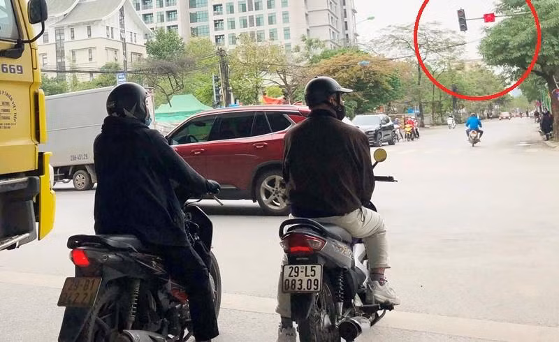Cùng chiều với phương tiện đi từ hướng Linh Đàm đi Thanh Xuân và không có xung đột nhưng các dòng phương tiện từ cầu Tó lên nút cầu Dậu vẫn đứng im chờ đèn đỏ. Ảnh: A Trọng