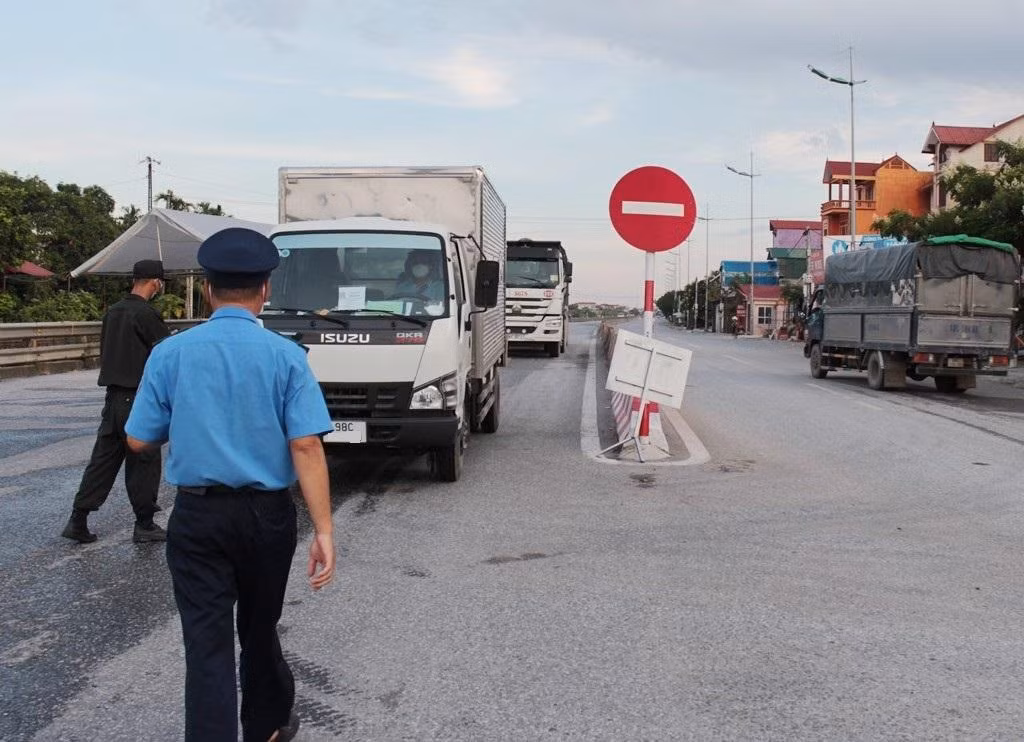 Tại chốt trực Cầu Giẽ (QL1 cửa ngõ vào Hà Nội tại huyện Phú Xuyên) chiều 18/8, tuy lượng người đi xe cá nhân có giảm so với ngày trước đó nhưng lượng xe tải, đặc biệt là xe công trường (không thuộc đối tượng chở hàng thiết yếu) nhưng lại chạy nhiều trên đường.