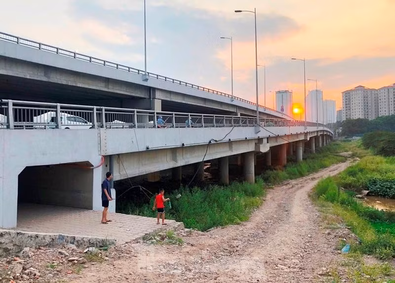 Tuy nhiên, sau gần 1 năm cầu cạn long trọng tổ chức thông xe và lãnh đạo Thành ủy và UBND thành phố gắn biển chào mừng, việc hoàn trả, khôi phục mặt bằng bên dưới (gồm đường giao thông, mặt nước hồ Linh Đàm) gần như để nguyên hình ảnh nhếch nhác, cỏ mọc thế này.