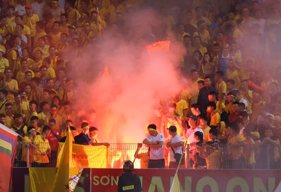 Pháo sáng và 'bóng tối' V-League ảnh 9