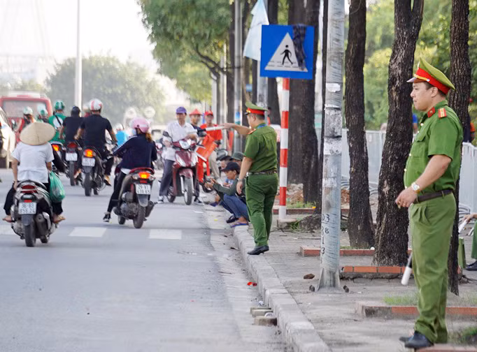Cảnh sát thắt chặt an ninh tại sân Mỹ Đình trước giờ bóng lăn ảnh 10