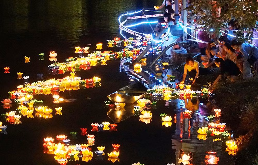 Phật tử nhí thả đèn hoa đăng mùa vu lan báo hiếu ảnh 7