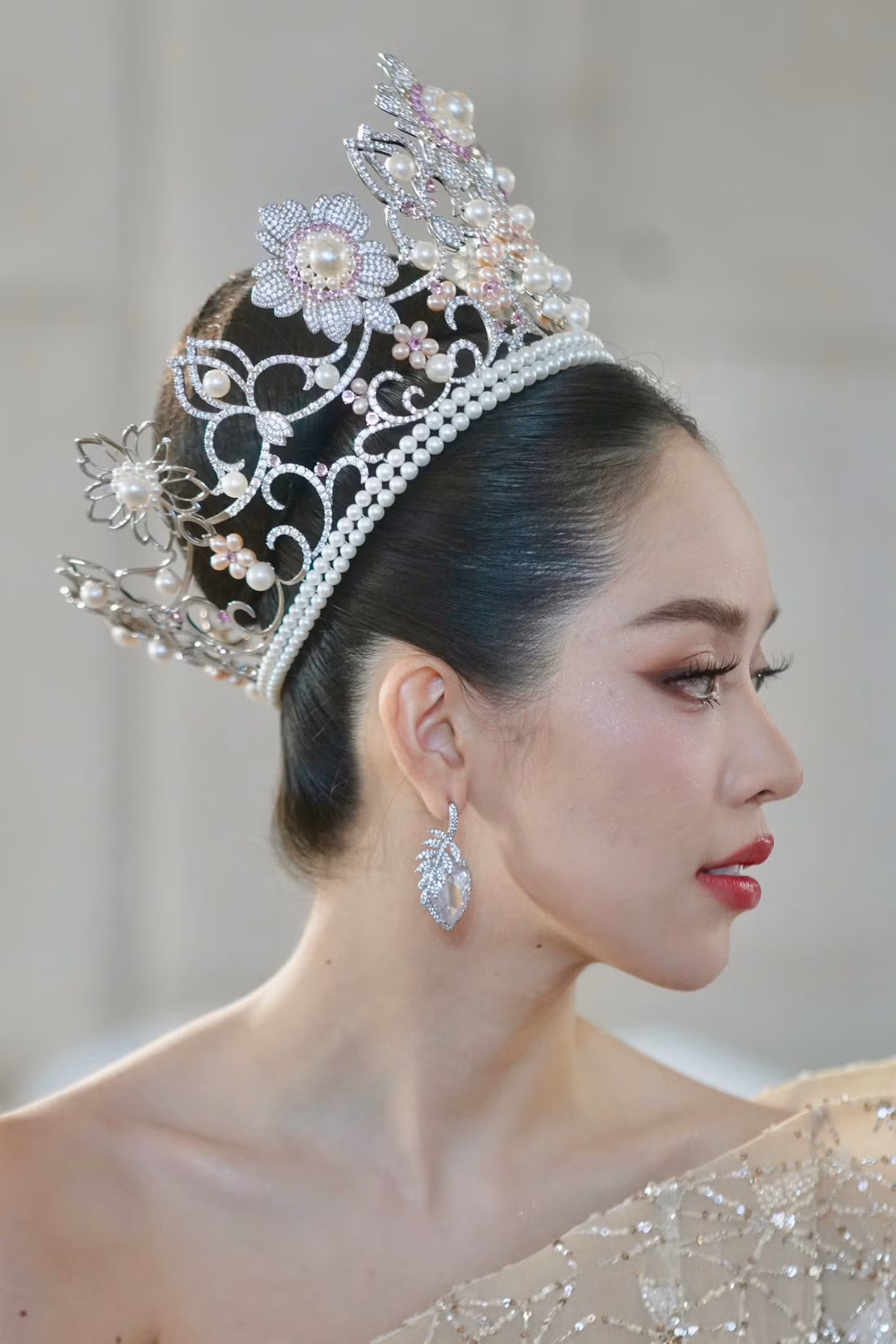 Người đẹp cũng chia sẻ lòng biết ơn tới báo Tiền Phong và danh vị Hoa hậu Việt Nam. Đây là bước đệm lớn giúp cô có cơ hội đảm đương những vai trò mới.