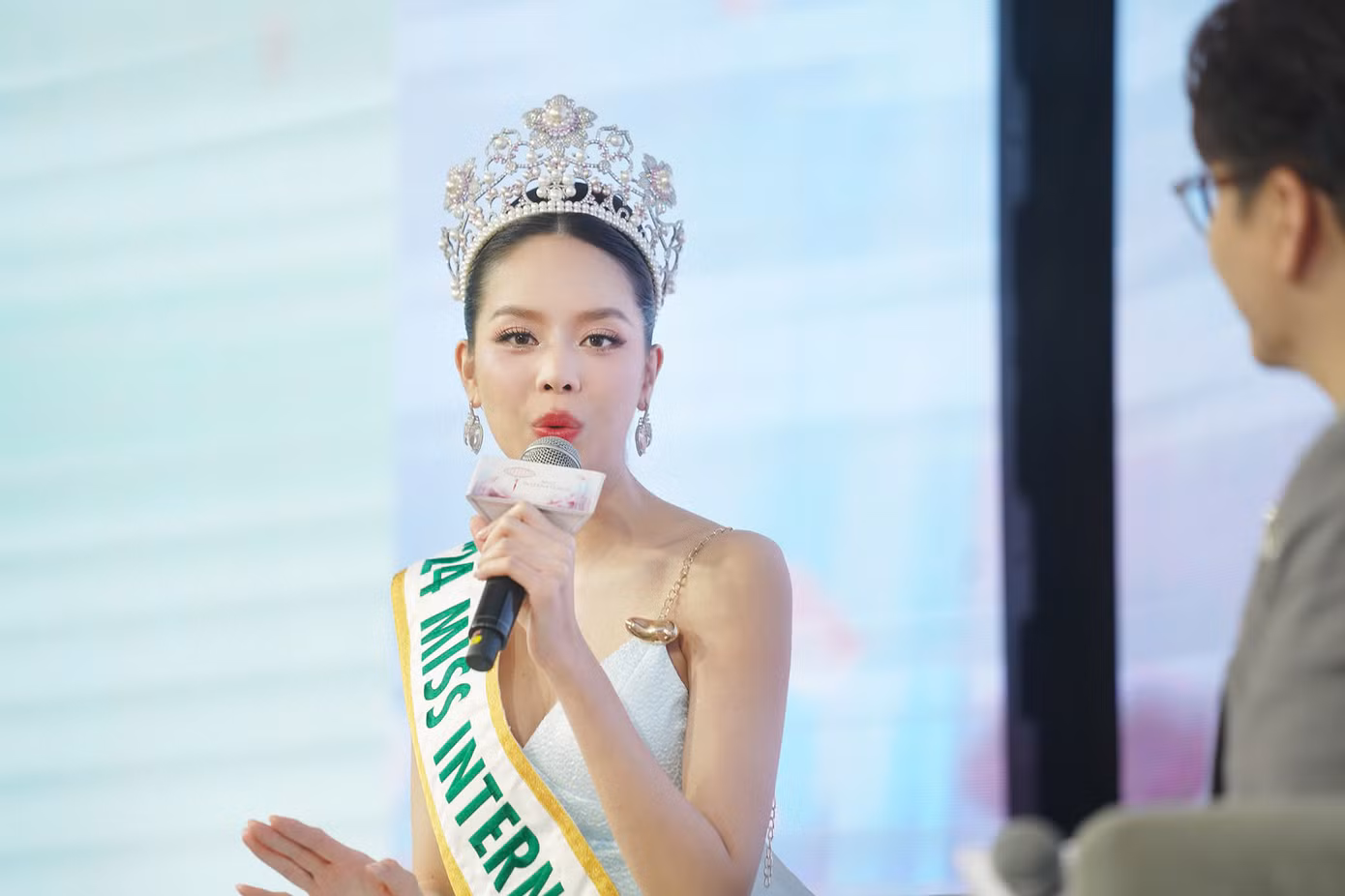 Thanh Thủy cho biết trong quá trình thi Hoa hậu Quốc tế 2024 ở Nhật Bản, mỗi ngày cô đều phải tự trang điểm, làm tóc. Sau gần một tháng thi quốc tế, kỹ năng trang điểm của người đẹp đã chuyên nghiệp hơn.