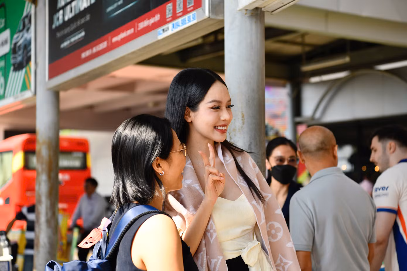 Nhiều vị khách ở sân bay nhận ra Thanh Thủy và đề nghị chụp ảnh với tân Hoa hậu Quốc tế. Người đẹp thân thiện và gần gũi với khán giả. Nhiều vị khách ở sân bay nhận ra Thanh Thủy và đề nghị chụp ảnh với tân Hoa hậu Quốc tế. Người đẹp thân thiện và gần gũi với khán giả.