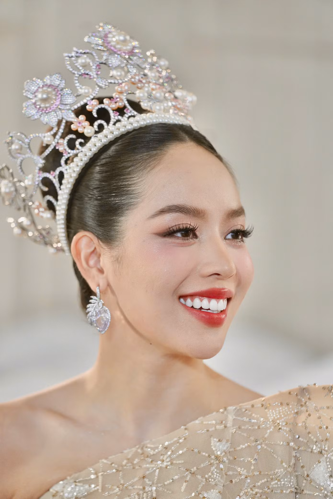"Cảm xúc khi đăng quang Hoa hậu Quốc tế 2024 có nhiều điểm tương đồng với khi đăng quang Hoa hậu Việt Nam", Thanh Thủy nói.