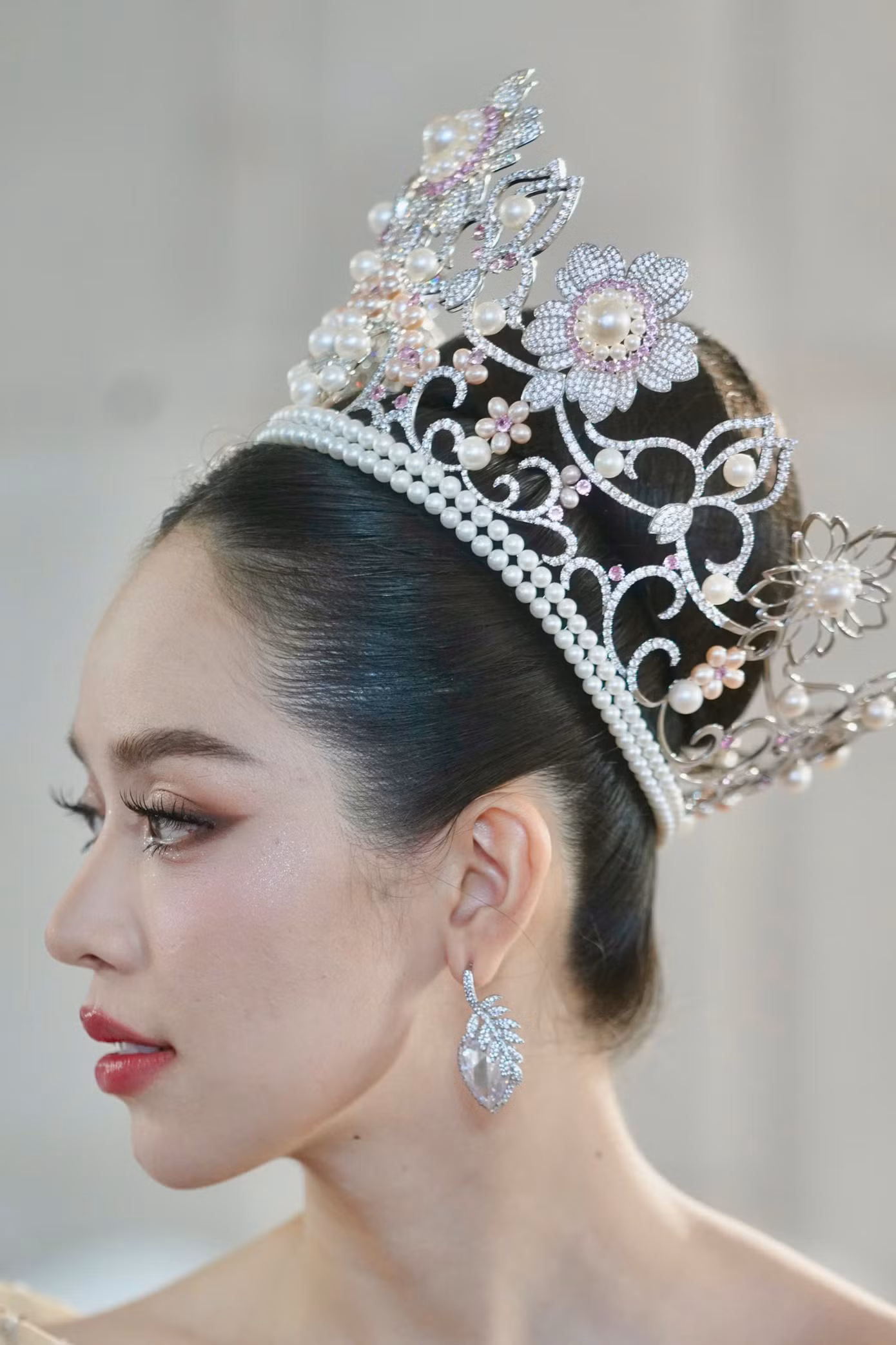 Người đẹp cũng chia sẻ lòng biết ơn tới báo Tiền Phong và danh vị Hoa hậu Việt Nam. Đây là bước đệm lớn giúp cô có cơ hội đảm đương những vai trò mới.