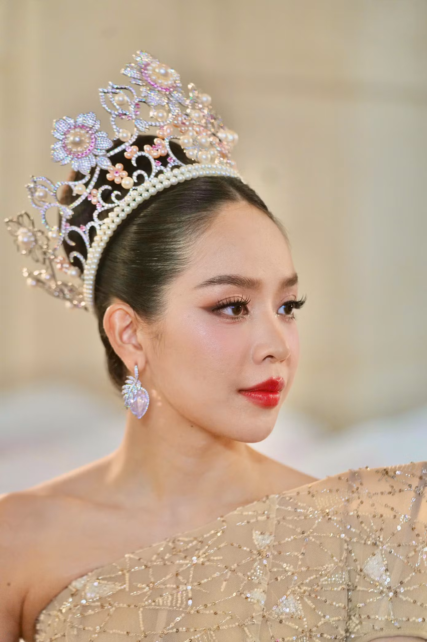 "Cảm xúc khi đăng quang Hoa hậu Quốc tế 2024 có nhiều điểm tương đồng với khi đăng quang Hoa hậu Việt Nam", Thanh Thủy nói.