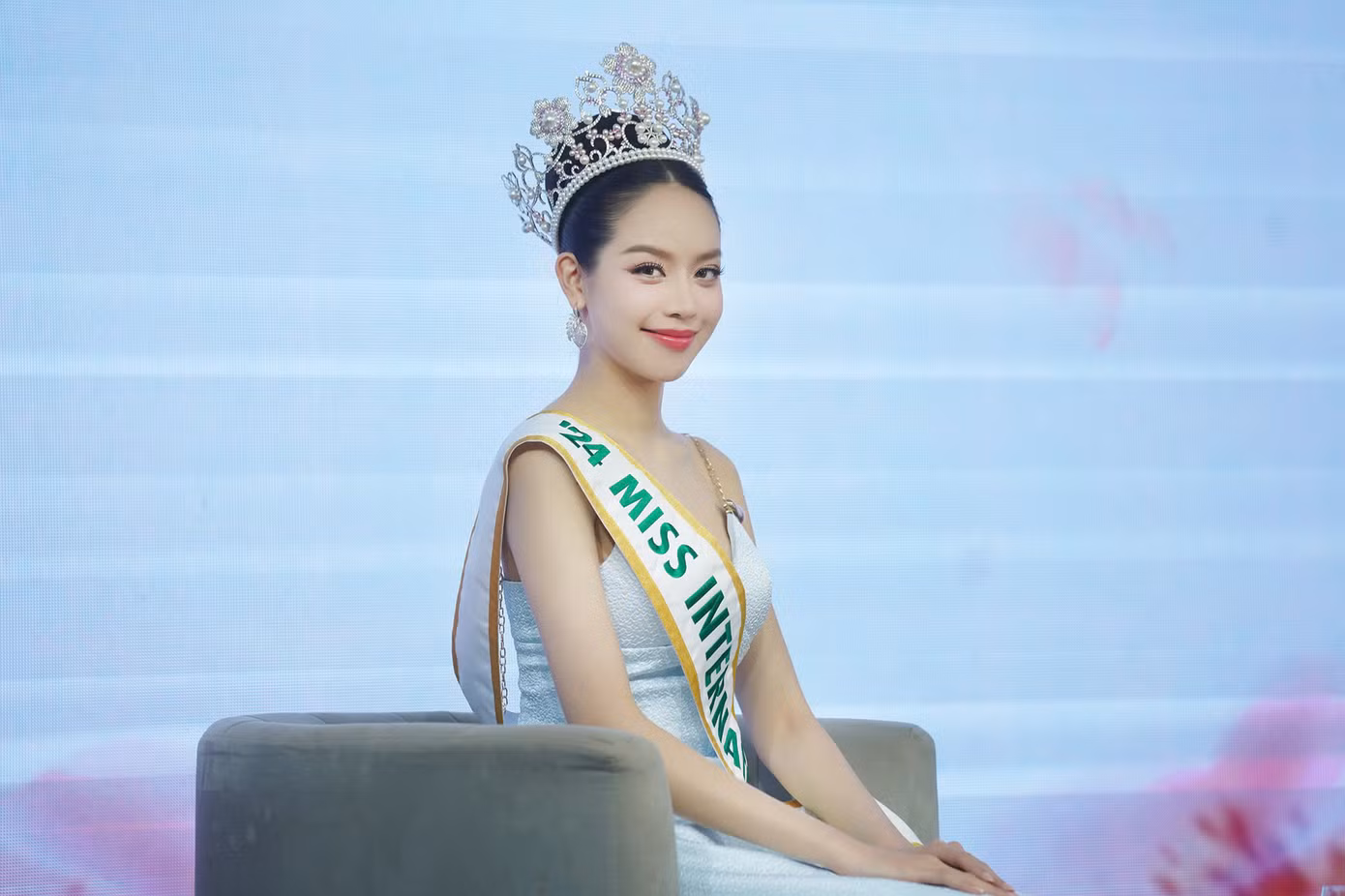 Thanh Thủy cho biết trong quá trình thi Hoa hậu Quốc tế 2024 ở Nhật Bản, mỗi ngày cô đều phải tự trang điểm, làm tóc. Sau gần một tháng thi quốc tế, kỹ năng trang điểm của người đẹp đã chuyên nghiệp hơn.