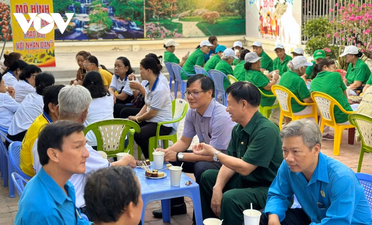 Lãnh đạo phường Chánh Nghĩa trao đổi với nhân dân qua buổi "Cà phê sáng".