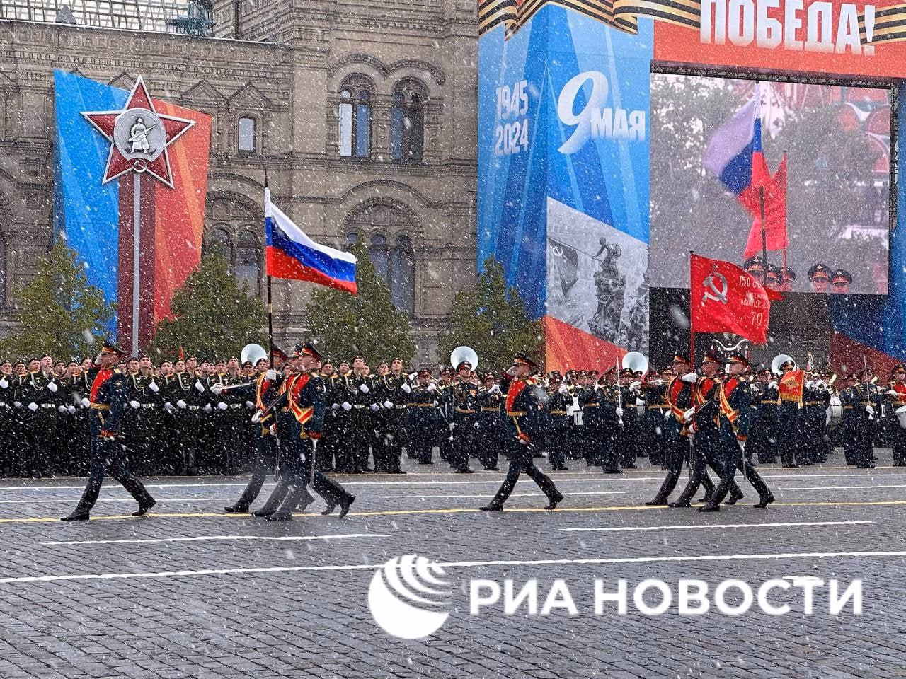 Lễ duyệt binh bắt đầu dưới trời tuyết rơi. Ảnh: RIA Novosti