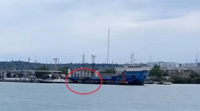 Hình ảnh phà vận tải bị hư hại ở Crimea. Ảnh: Krym.Realii