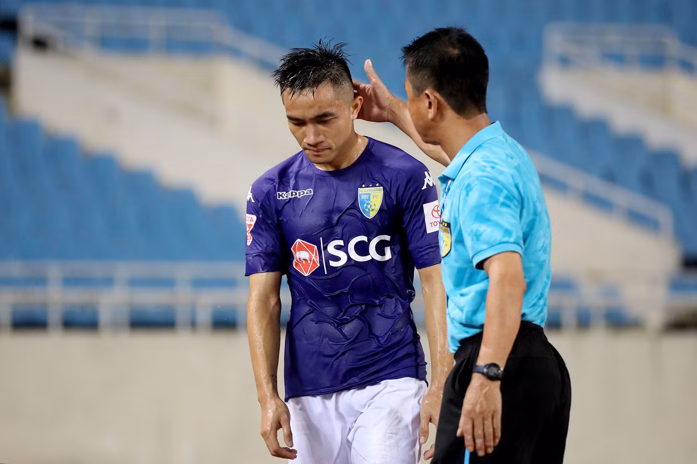 Mục kích pha ăn vạ tệ nhất lịch sử làng bóng ảnh 2