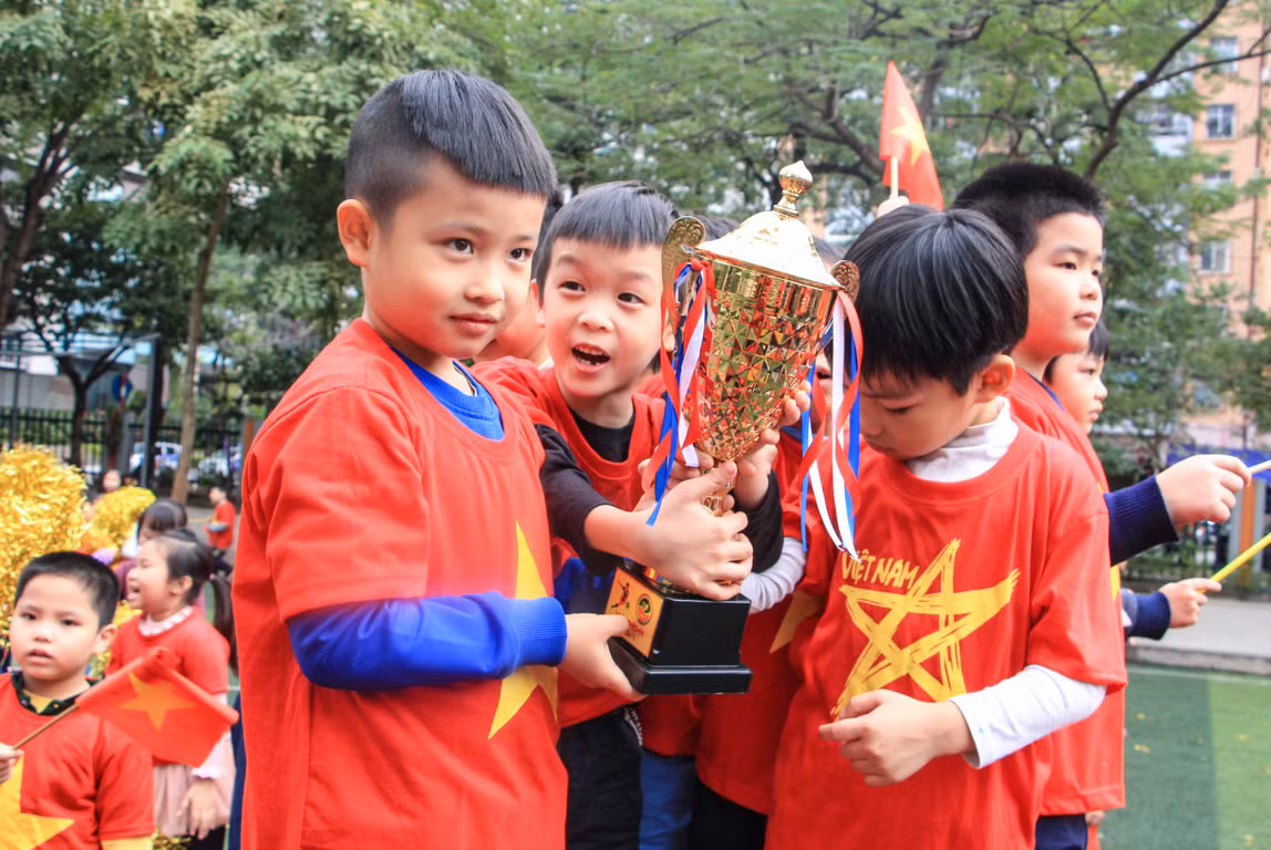 1.500 học sinh chúc đội tuyển Việt Nam chiến thắng ảnh 5