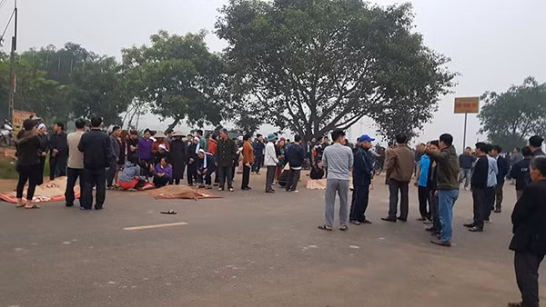 Xe khách đâm đoàn người đưa tang, ít nhất 7 người tử vong ảnh 2