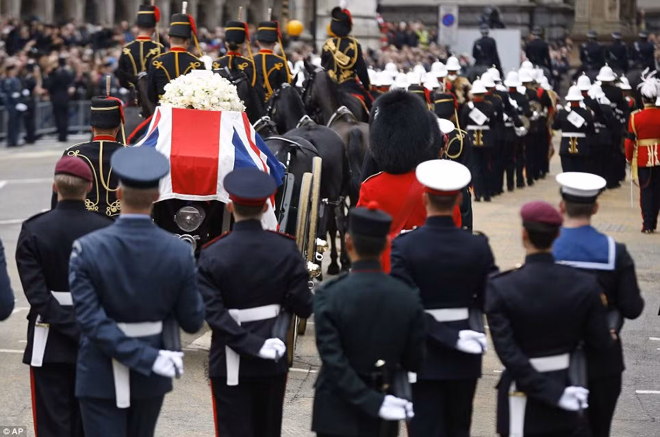 Linh cữu bà Margret Thatcher được chuyển sang xe chở pháo để chuẩn bị đưa vào nhà thờ St.Paul