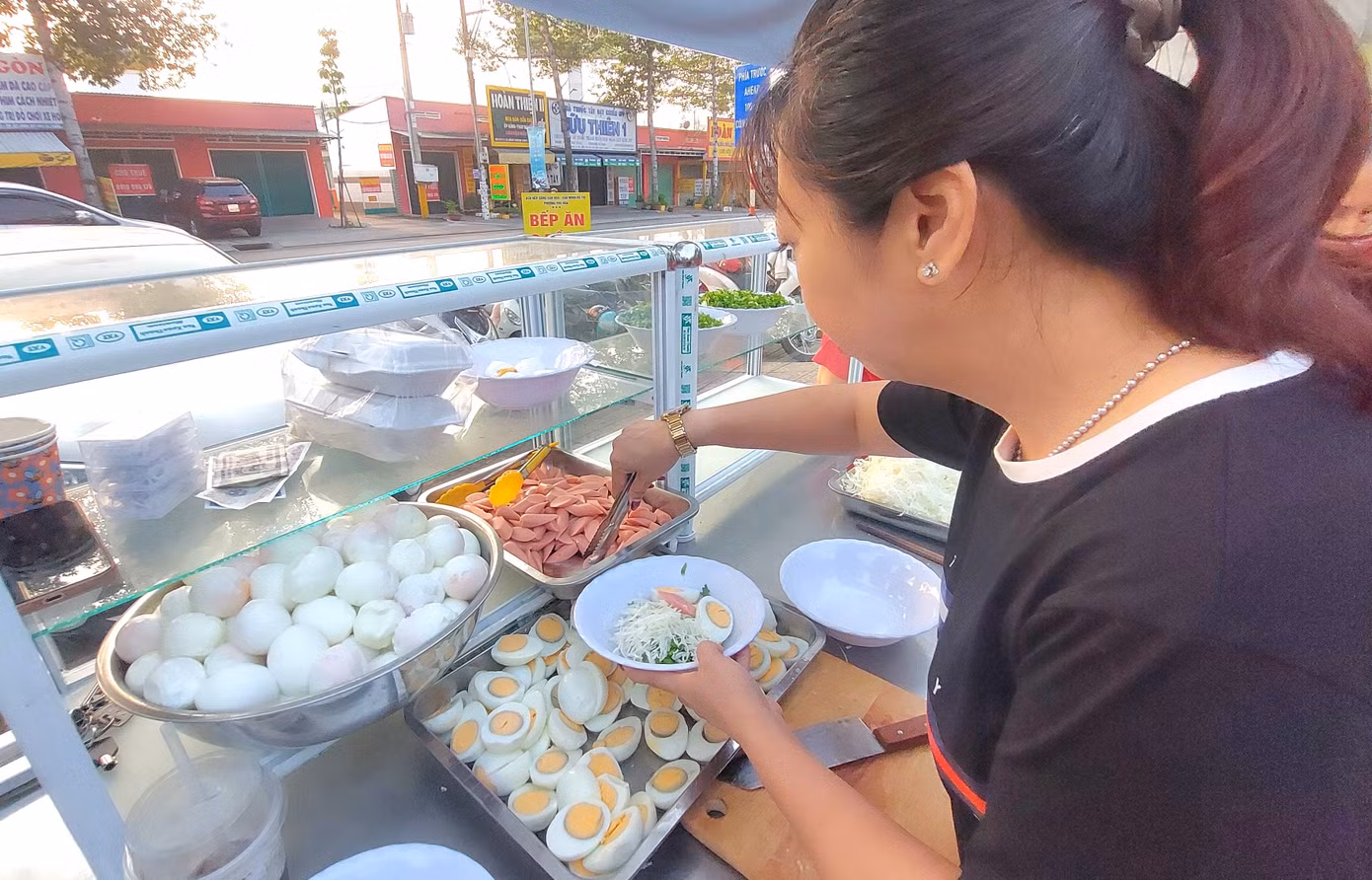 Tô mì gói có trứng, xúc xích, rau củ, quả, nước hầm.