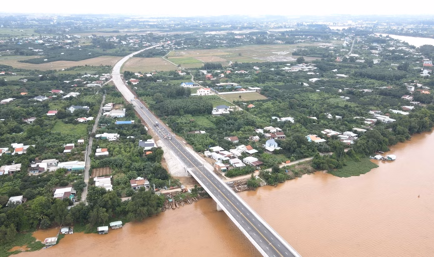 Để đường thông suốt kết nối 3 tỉnh kể trên, trước đó Bình Dương và Đồng Nai đã phối hợp làm công trình cầu Bạch Đằng 2 vượt sông Đồng Nai kết nối huyện Vĩnh Cửu (tỉnh Đồng Nai) và thành phố Tân Uyên (tỉnh Bình Dương).