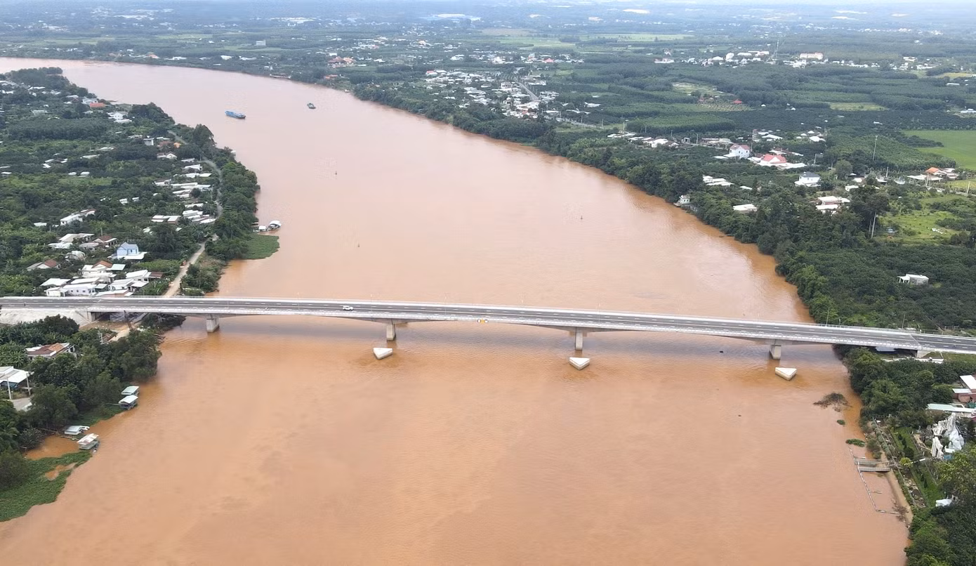 Công trình cầu Bạch Đằng 2 vốn đầu tư hơn 490 tỷ đồng, dài 946m. Trong đó, phần cầu dài hơn 400m, có mặt cắt ngang 17,5m, bố trí cho 4 làn xe và phần đường dẫn đầu cầu dài 545m, có vận tốc thiết kế 80km/h. Công trình này đã được thông xe từ cuối năm 2024.