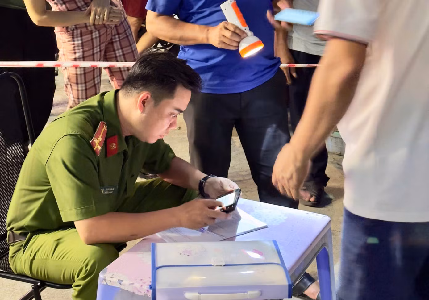 Công an lấy lời khai các nhân chứng
