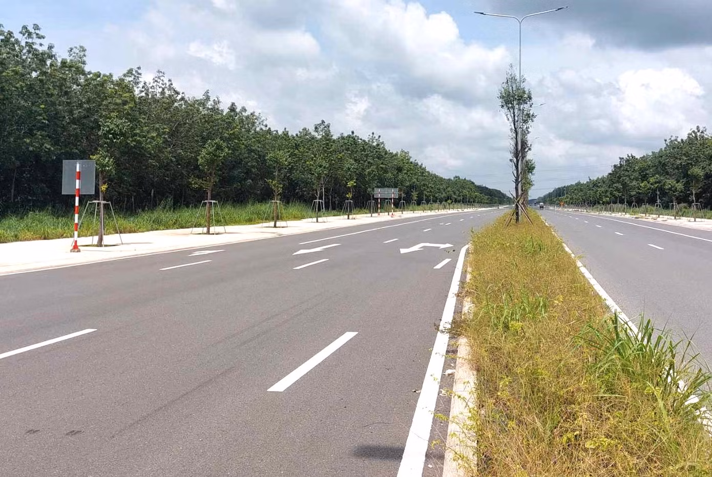 Tuyến đường tạo lực Bắc Tân Uyên - Phú Giáo - Bàu Bàng dài gần 50km, vận tốc thiết kế 80km/h với 6 làn xe. Công trình bao gồm cây xanh tạo cảnh quan, hệ thống đèn chiếu sáng, hệ thống thoát nước và 2 cây cầu bê tông cốt thép có tuổi thọ thiết kế 100 năm.