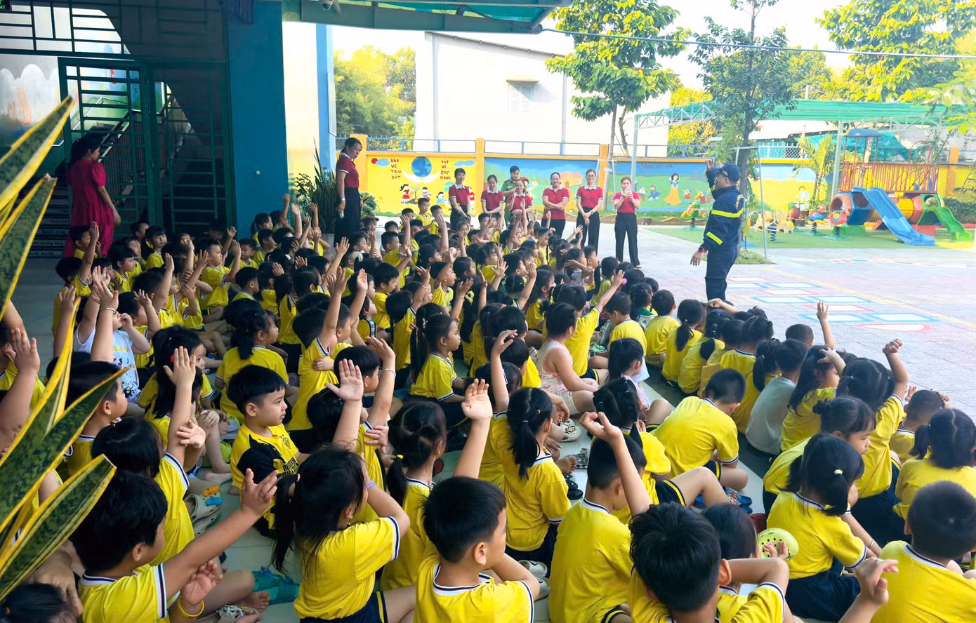 Các em học sinh Trường Tiểu học Họa Mi được hướng dẫn phòng tránh đuối nước