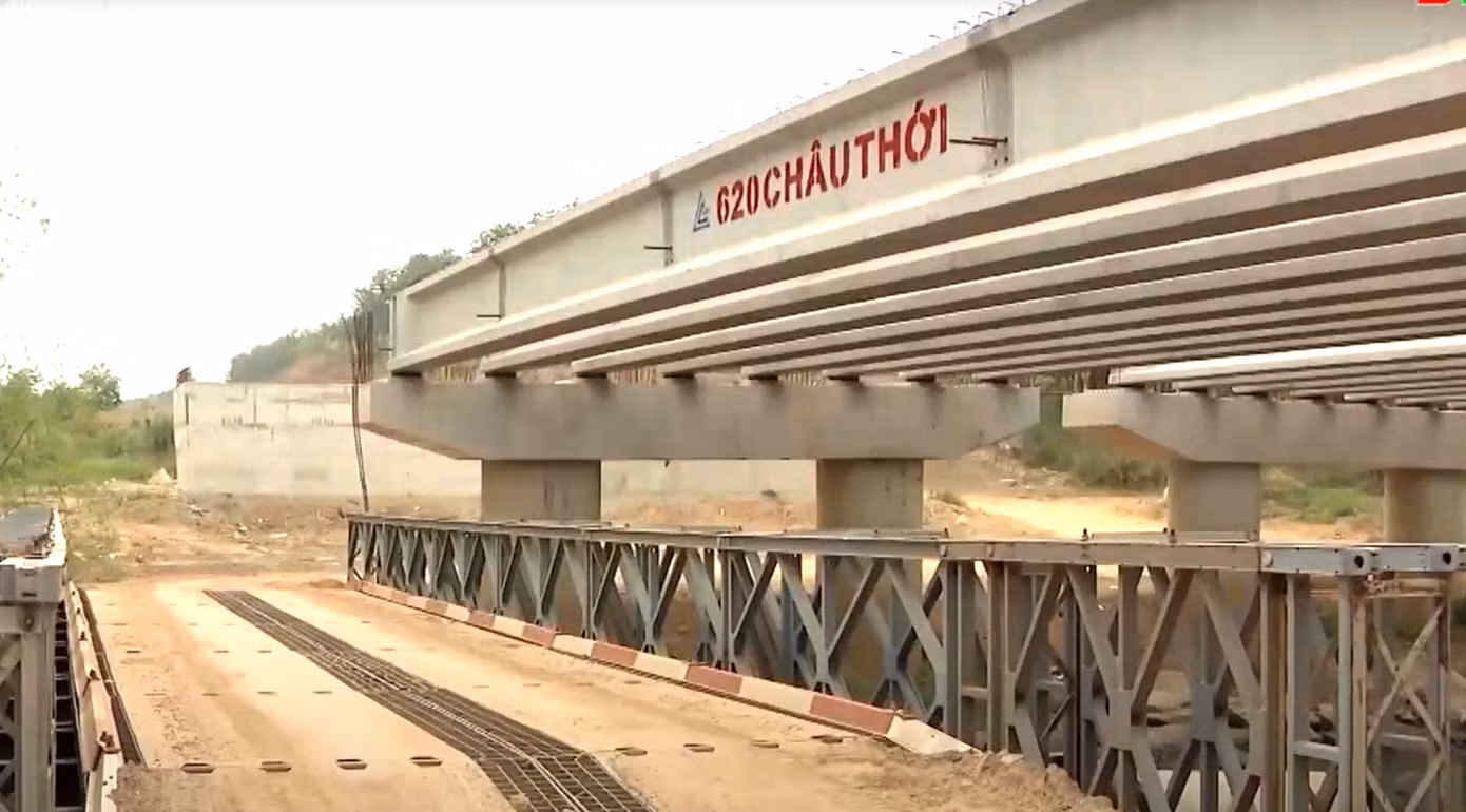 Ngày 26/3, ghi nhận của phóng viên báo Tiền Phong, công trình đường từ cầu Tam Lập (huyện Phú Giáo, Bình Dương) đến xã Tân Lập (huyện Đồng Phú, Bình Phước) đang khẩn trương thi công các hạng mục còn lại. Công trình được khởi công từ cuối năm 2021, chậm tiến độ hoàn thành so với kế hoạch đề ra do vướng khâu giải phóng mặt bằng.