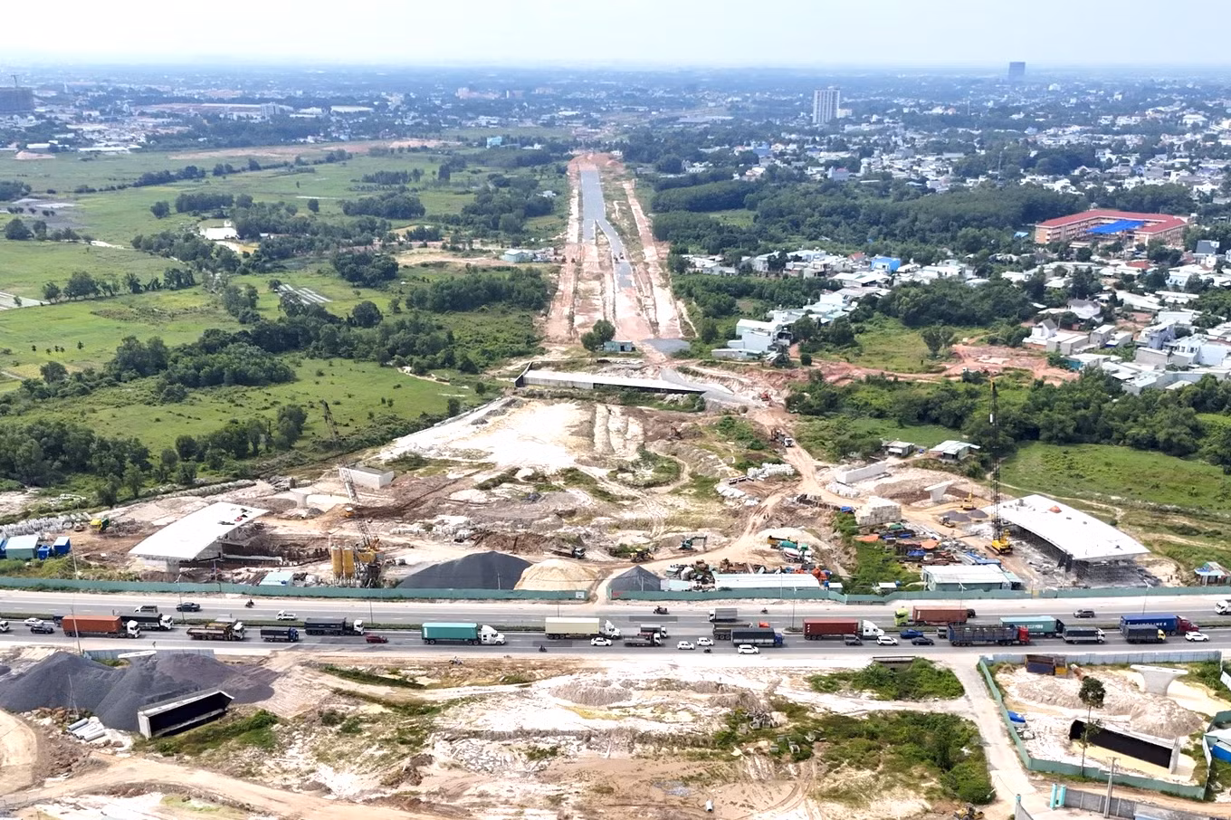 Đường vành đai 3 TPHCM đoạn đi qua đường Mỹ Phước Tân Vạn (Bình Dương). Đây là Nút giao Bình Chuẩn, dự kiến cơ bản hoàn thành dịp 2/9 tới.