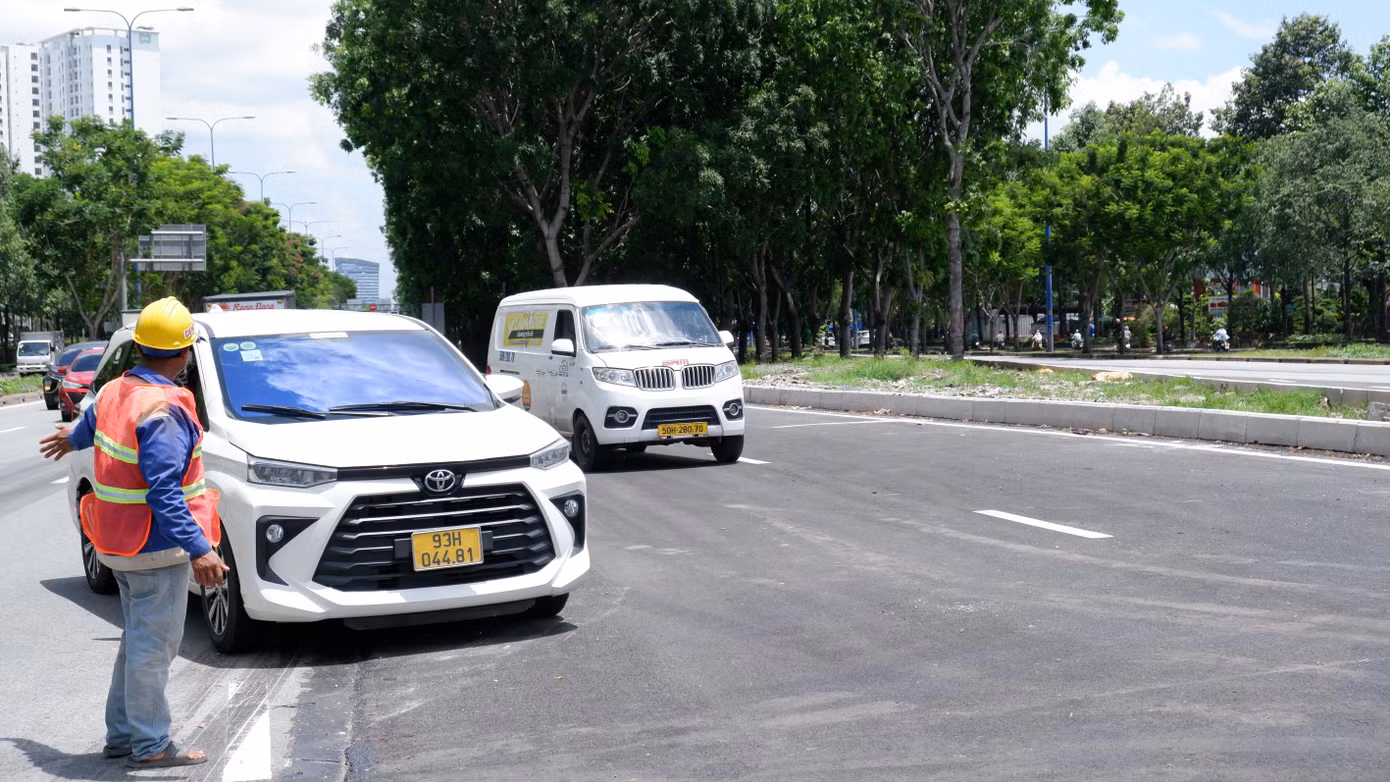 Lực lượng thi công túc trực hướng dẫn các phương tiện lưu thông theo hướng hầm chui. Ảnh: Hữu Huy