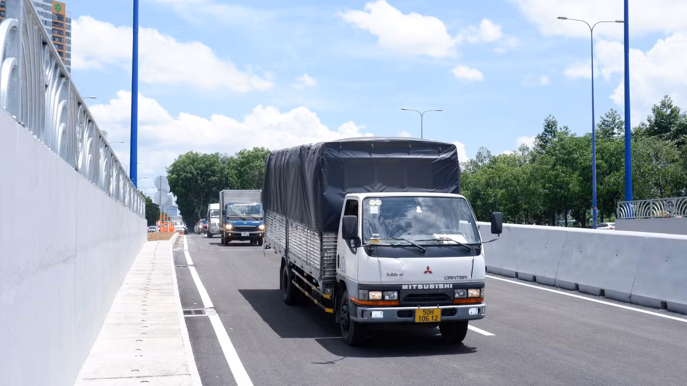 Sau khi hầm chui HC1-01 được thông xe và đưa vào khai thác, phương tiện từ hầm vượt sông Sài Gòn qua đường Mai Chí Thọ sẽ đi thẳng qua hầm chui này để vào cao tốc TPHCM - Long Thành, không cần dừng chờ đèn đỏ ở nút giao Mai Chí Thọ - Đồng Văn Cống như trước. Ảnh: Hữu Huy