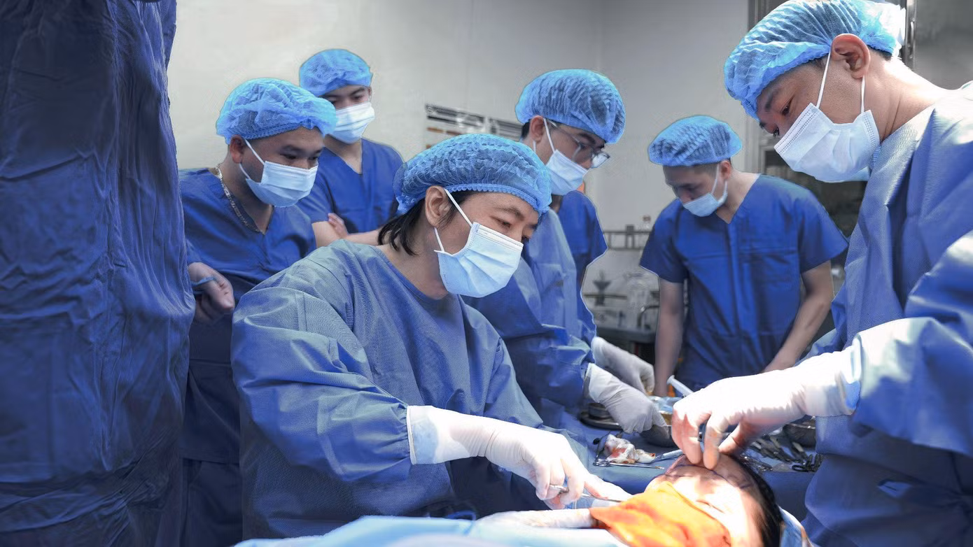 Dr.Richard Huy và Ekip bác sĩ thẩm mỹ Kangnam tiến hành phẫu thuật tạo hình mũi cho Lò Thị Lệ Dr.Richard Huy và Ekip bác sĩ thẩm mỹ Kangnam tiến hành phẫu thuật tạo hình mũi cho Lò Thị Lệ