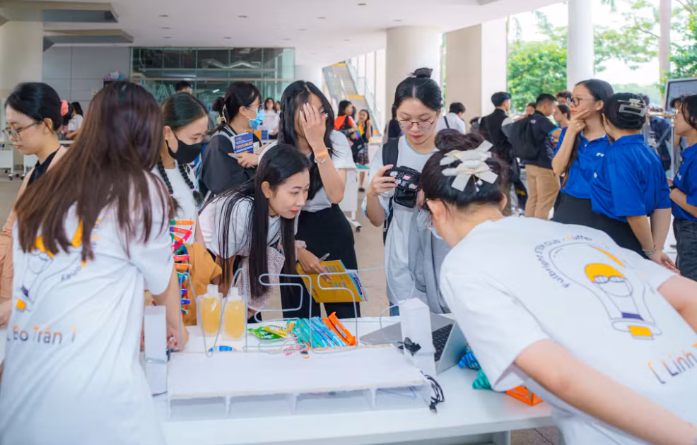 Tại Fulbright, sinh viên được khám phá các môn học thuộc nhiều lĩnh vực khác nhau và rèn luyện kỹ năng thực tế chuẩn bị cho sự nghiệp tương lai.