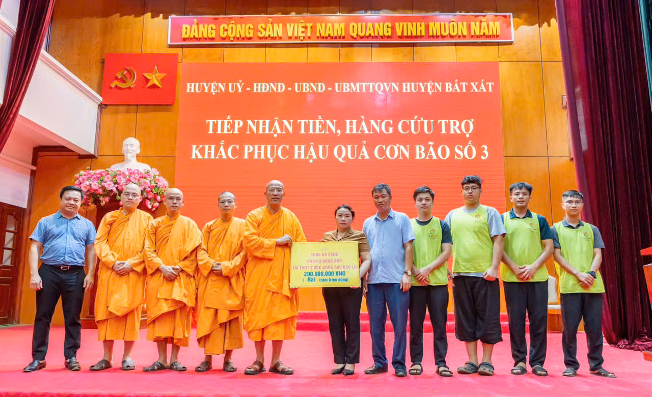 Thầy Thích Trúc Thái Minh đại diện đoàn thiện nguyện trao tặng 200 triệu đồng đến đại diện huyện Bát Xát để ủng hộ bà con bị ảnh hưởng bởi cơn bão số 3 tái thiết cuộc sống.