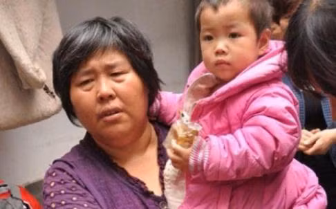 Bà Yuan Lihai và một em nhỏ mồ côi
