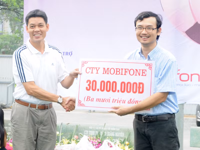 Đại diện các nhà tài trợ trao tặng số tiền tài trợ và hoa cho báo Tiền Phong